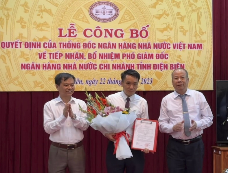 Mr. Pham Manh Kien receives the Appointment Decision.