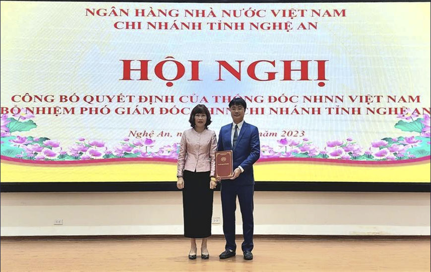 Đồng chí Nguyễn Thị Thu Thu, Giám đốc NHNN chi nhánh tỉnh Nghệ An trao Quyết định cho đồng chí Nguyễn Lộc Anh