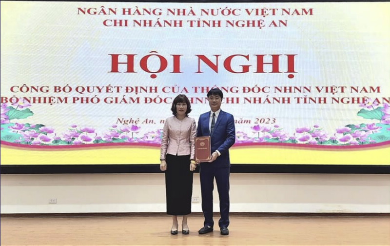 Mrs. Nguyen Thi Thu Thu, Director of the SBV – Nghe An Provincial Branch, hands over the Appointment Decision to Mr. Nguyen Loc Anh.