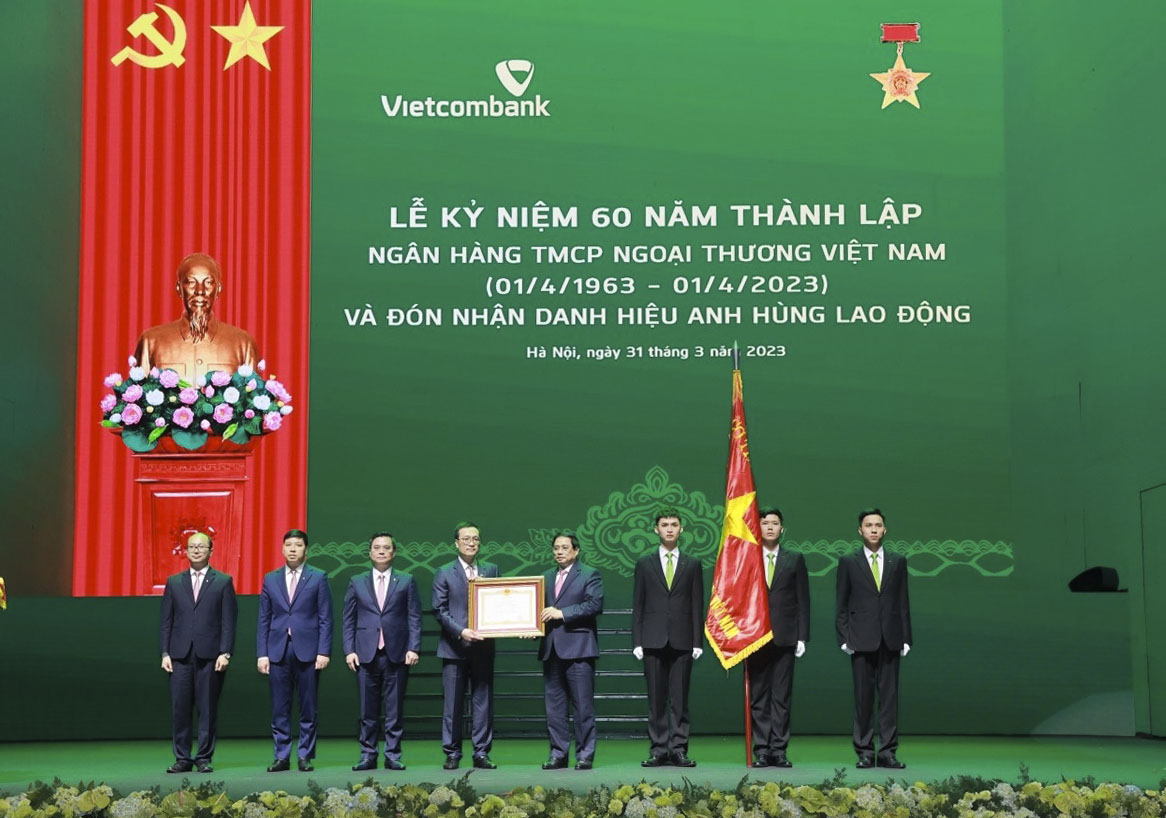 Thay mặt lãnh đạo Đảng, Nhà nước Thủ tướng Chính phủ Phạm Minh Chính đã trao tặng danh hiệu Anh hùng Lao động cho Vietcombank