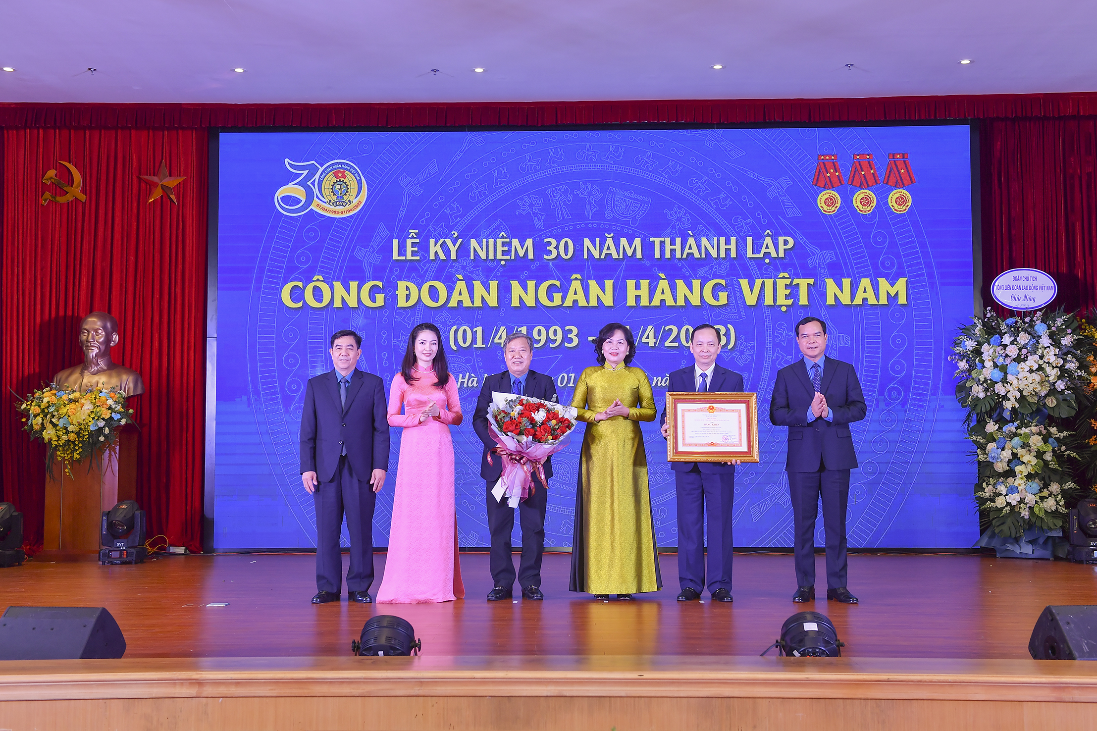 Công đoàn Ngân hàng Việt Nam vinh dự đón nhận Bằng khen của Thủ tướng Chính phủ.