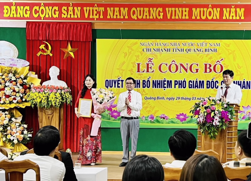 Mrs. Hoang Thi Tu Nhu receives the Appointment Decision.