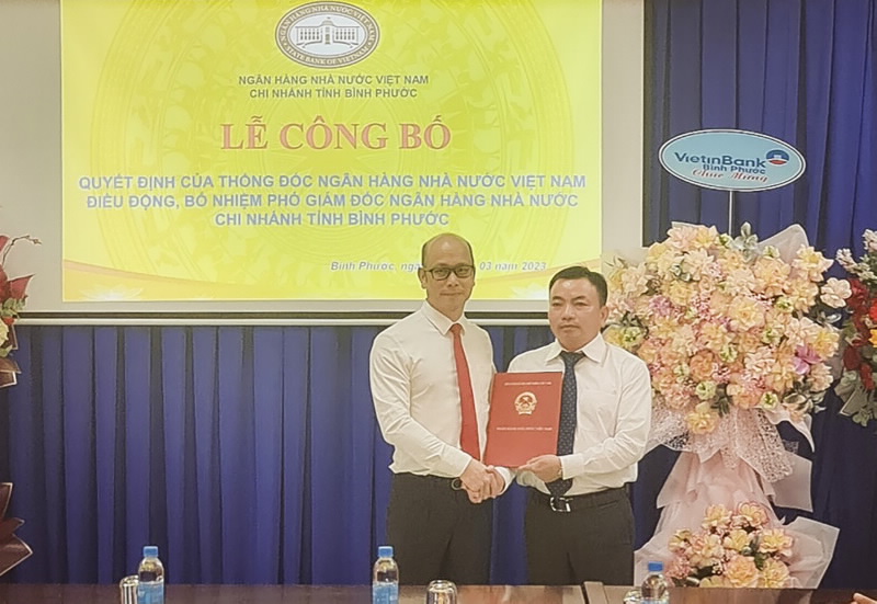 Mr. Bui Huy Tho, Director of the SBV – Binh Phuoc Provincial Branch hands over the Appointment Decision to Mr. Tran Huu Phu An.
