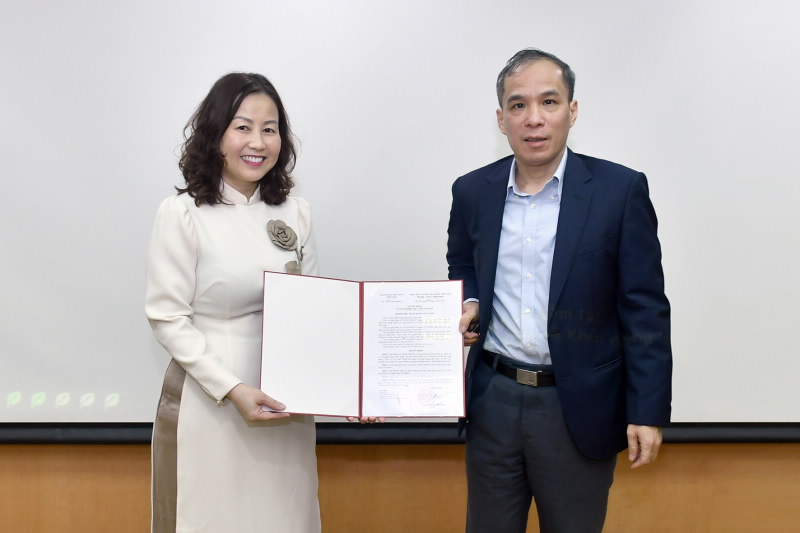 SBV Deputy Governor Doan Thai Son hands over the Appointment Decision to Mrs. Huynh Nhat Le.