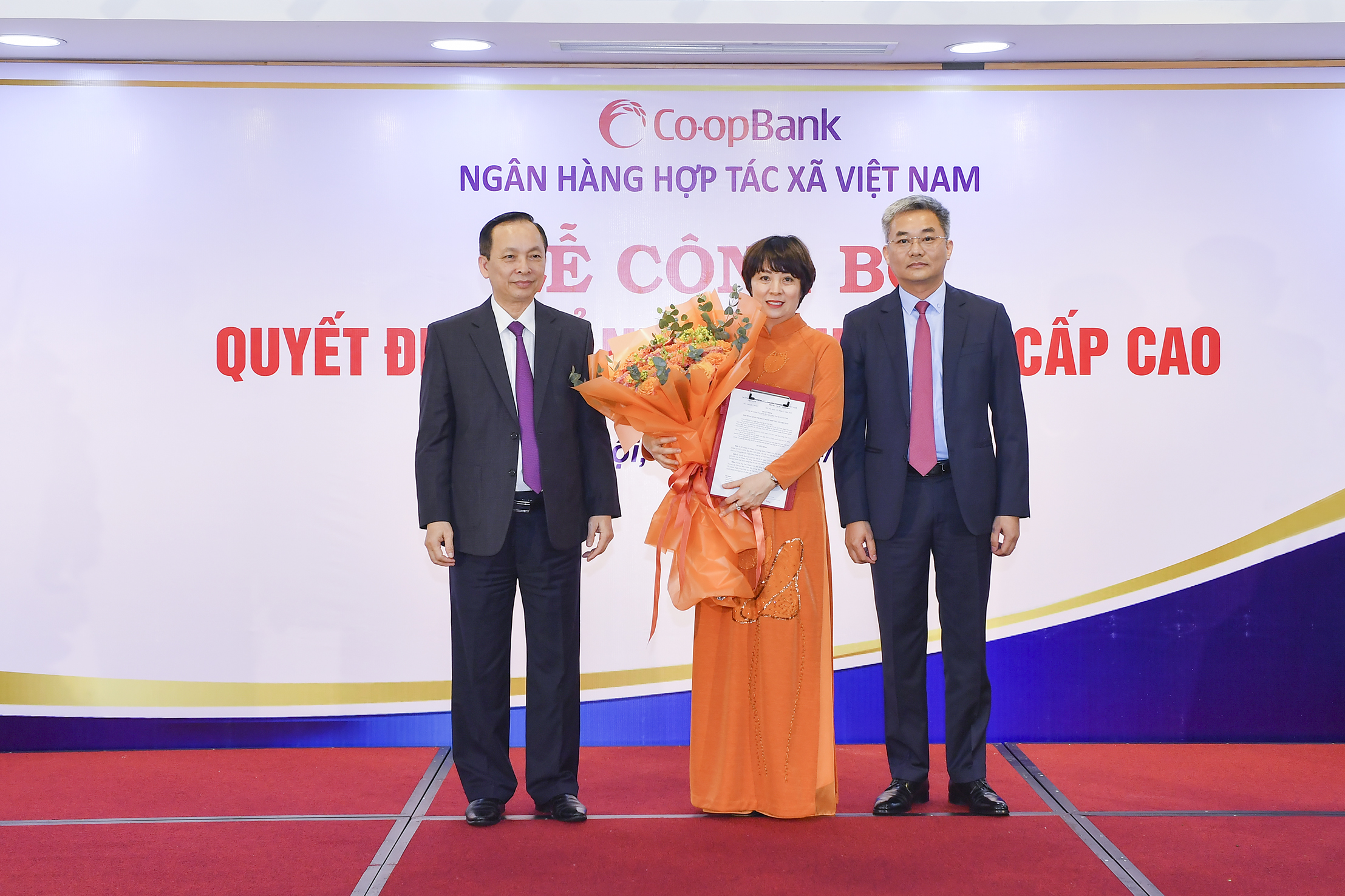 Phó Thống đốc thường trực NHNN Đào Minh Tú và Chủ tịch HĐQT Co-opbank Nguyễn Quốc Cường trao quyết định, chúc mừng bà Phạm Thị Hồng Minh được bổ nhiệm Tổng Giám đốc Co-opbank