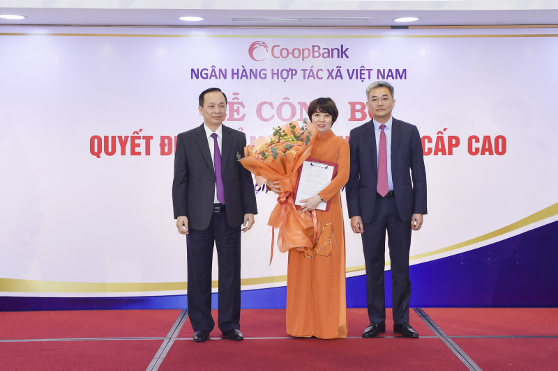 First Deputy Governor Dao Minh Tu and Chairman of Co-opBank’s Board of Directors hand over the Appointment Decision to and congratulate Ms. Pham Thi Hong Minh on her appointment as CEO of Co-opBank