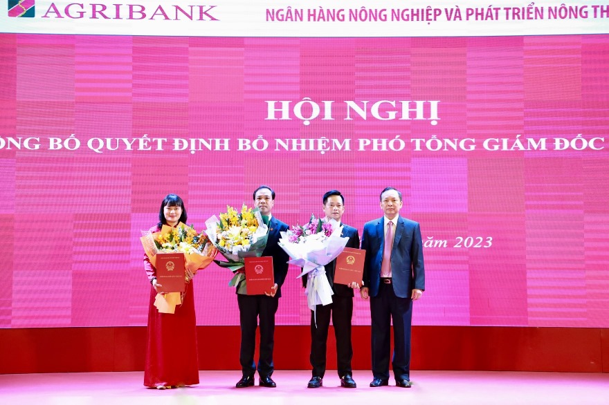 Phó Thống đốc thường trực Đào Minh Tú trao Quyết định và tặng hoa các đồng chí được bổ nhiệm