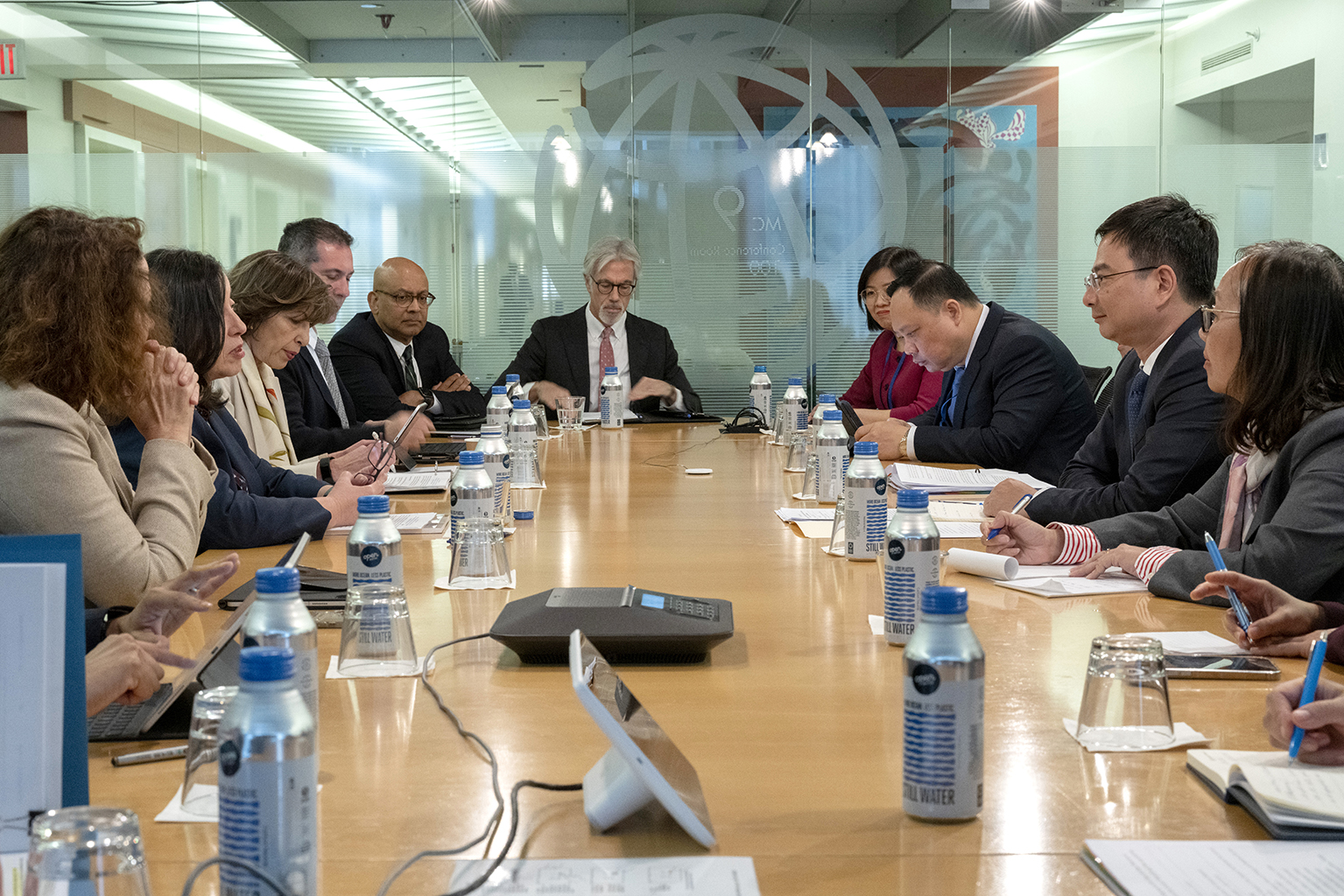 SBV Deputy Governor Pham Thanh Ha meets Mrs. Manuela V. Ferro - WB Regional Vice President for East Asia and Pacific.
