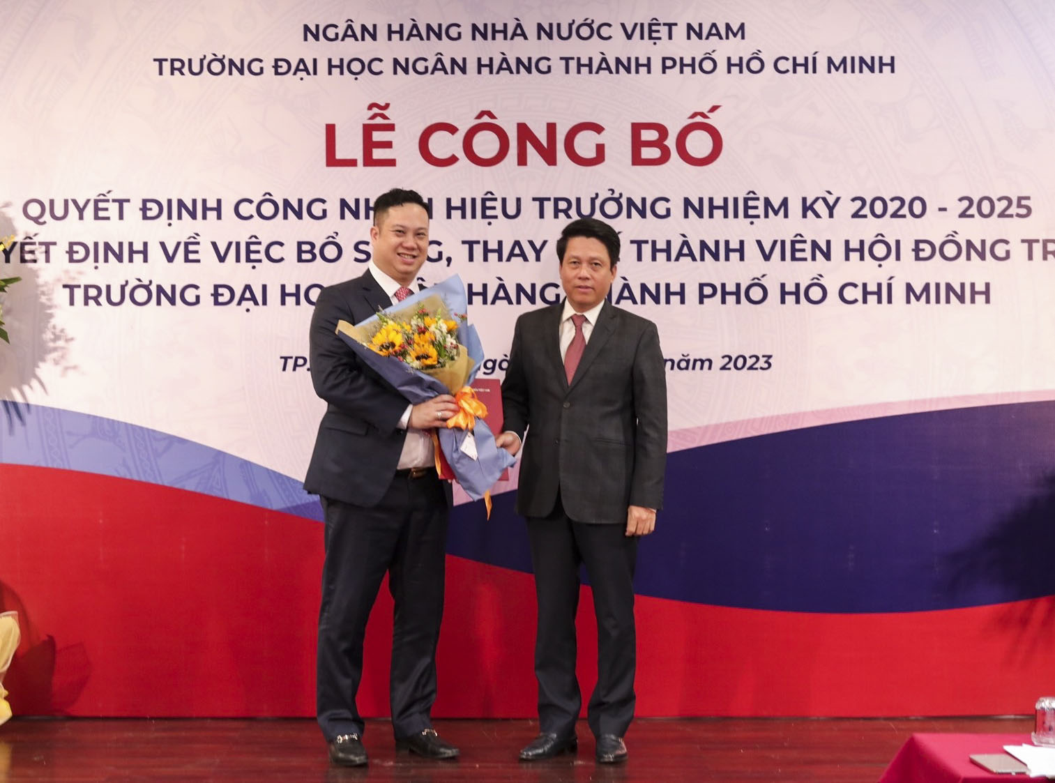 Phó Thống đốc NHNN Phạm Tiến Dũng trao Quyết định cho PGS, TS. Nguyễn Đức Trung