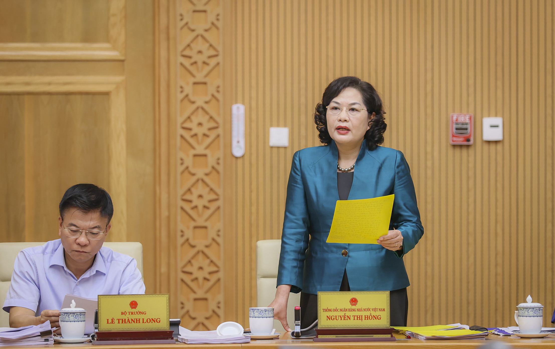 Thống đốc NHNN Nguyễn Thị Hồng phát biểu tại phiên họp (Ảnh: Dương Giang)