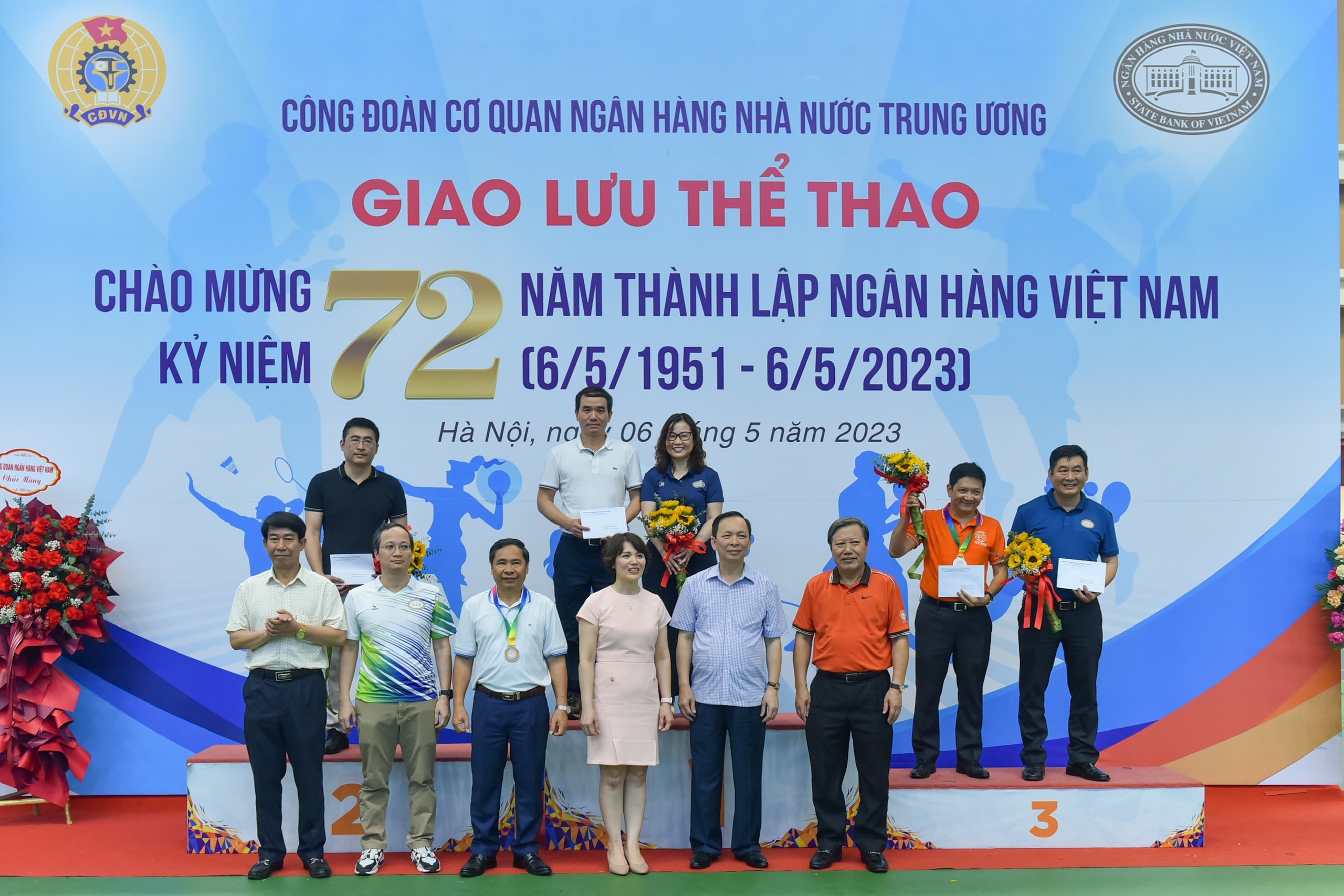 Phó Thống đốc Thường trực NHNN Đào Minh Tú - Chủ tịch Công đoàn Ngân hàng Việt Nam trao thưởng cho các đội thi xuất sắc nhất