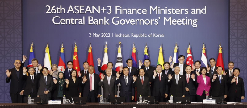 SBV Deputy Governor Pham Tien Dzung (first on the right, front row) takes a photo with the delegates at the AFMFM+3