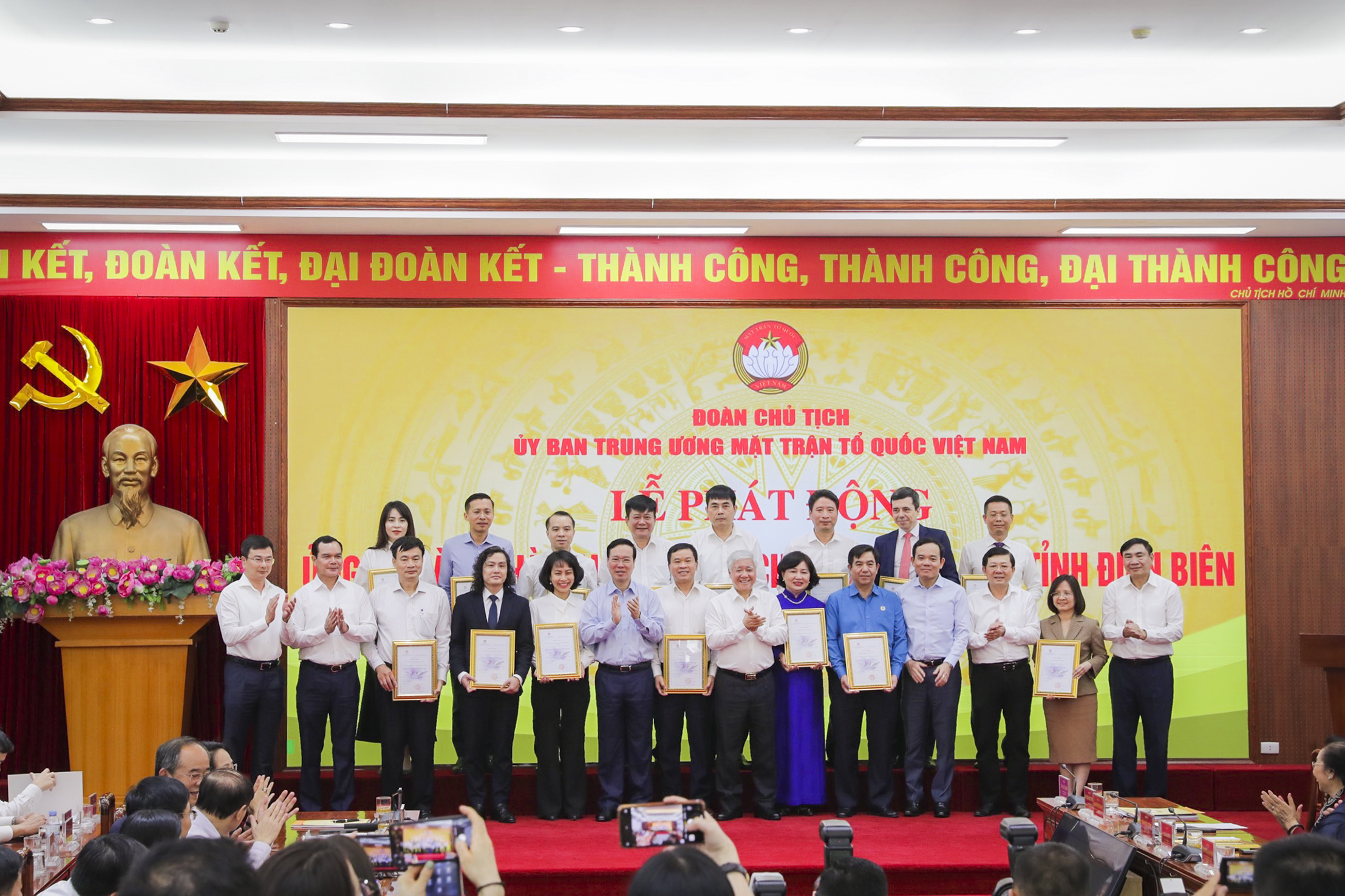 Chủ tịch nước Võ Văn Thưởng dự và phát biểu tại buổi lễ phát động ủng hộ làm nhà Đại đoàn kết cho hộ nghèo tỉnh Điện Biên, hướng tới kỷ niệm 70 năm Chiến thắng Điện Biên Phủ.