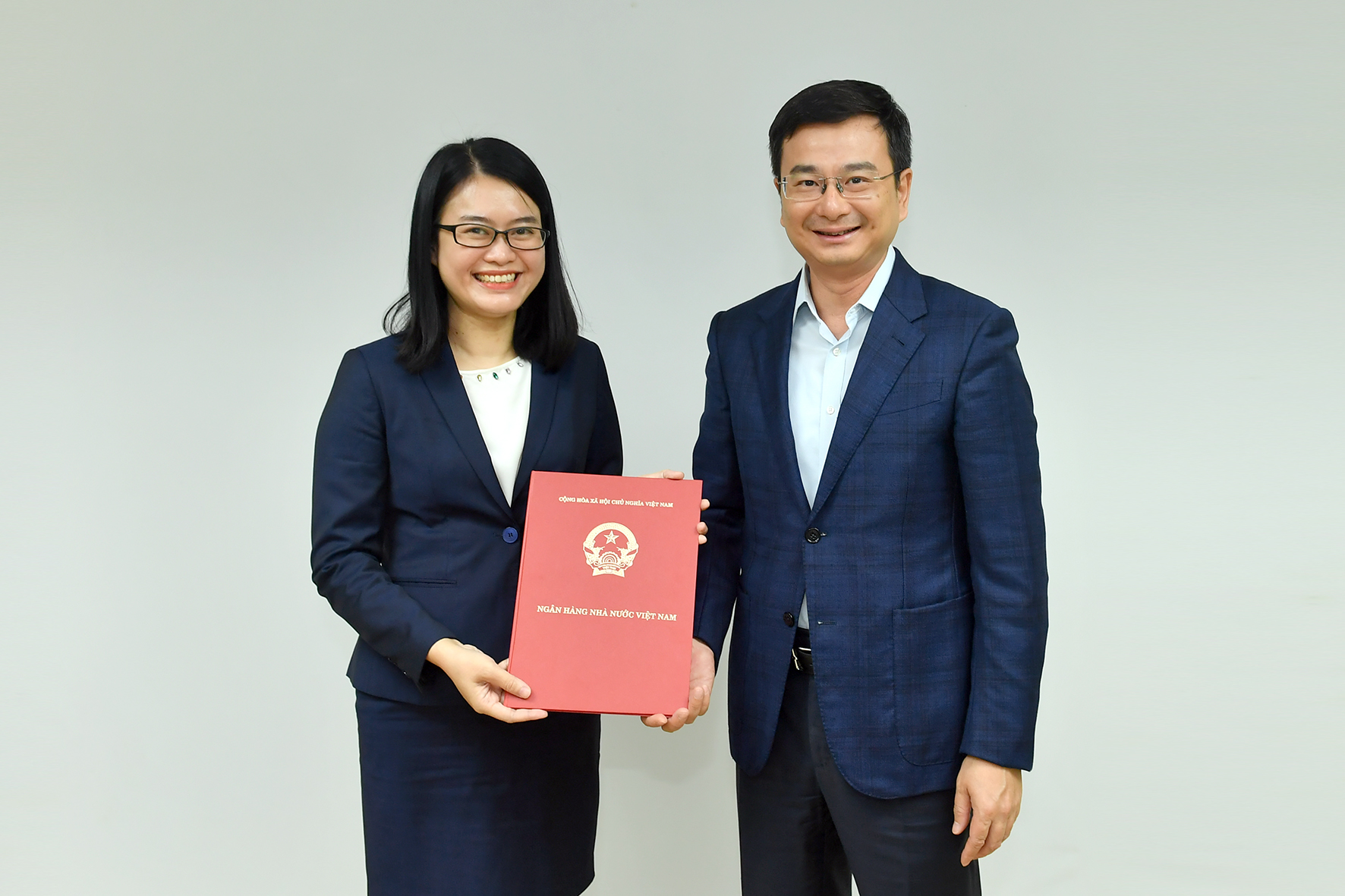 Phó Thống đốc Phạm Thanh Hà trao Quyết định cho bà Vũ Minh Châu.