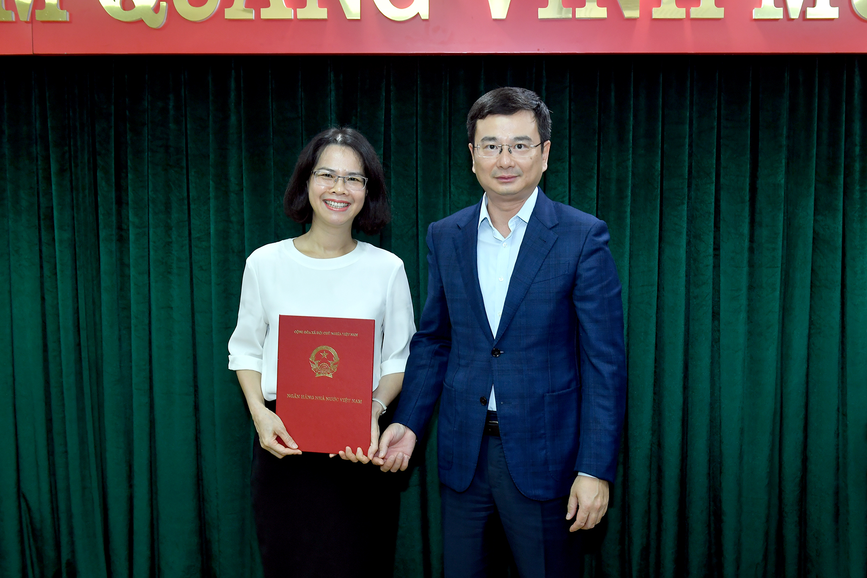 Phó Thống đốc Phạm Thanh Hà trao Quyết định cho bà Lê Thị Tuyết.
