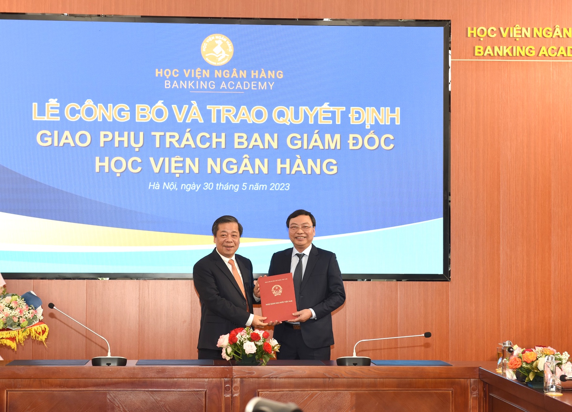 Ông Mai Thanh Quế đón nhận Quyết định của Thống đốc NHNN