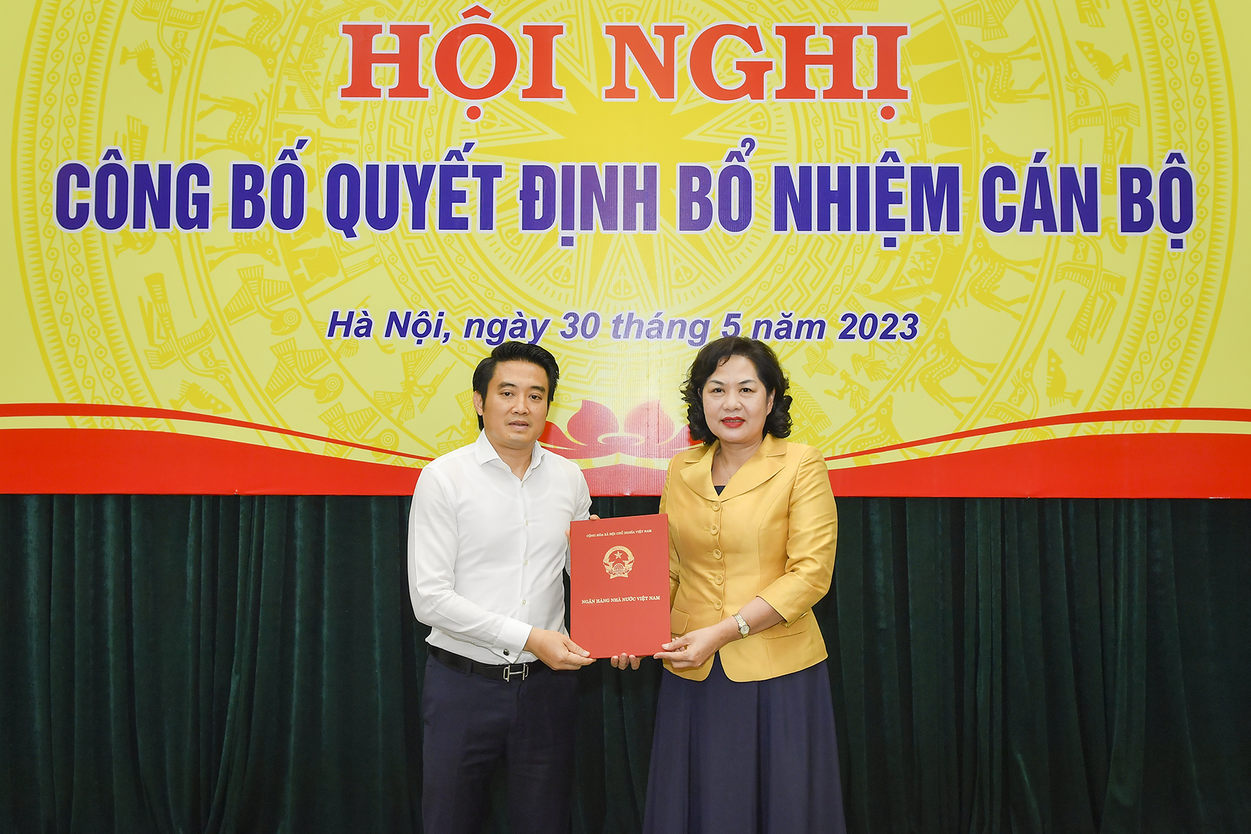 Ông Trần Anh Tuấn đón nhận Quyết định của Thống đốc NHNN