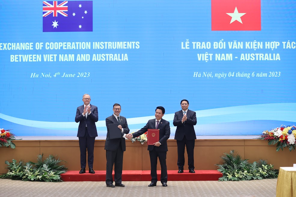 Phó Thống đốc Phạm Tiến Dũng và Đại sứ Australia tại Việt Nam Andrew Goledzivowski trao Bản ghi nhớ giữa Ngân hàng Nhà nước Việt Nam và Trung tâm Phân tích và Báo cáo giao dịch Australia (AUSTRAC) trước sự chứng kiến của Thủ tướng hai nước