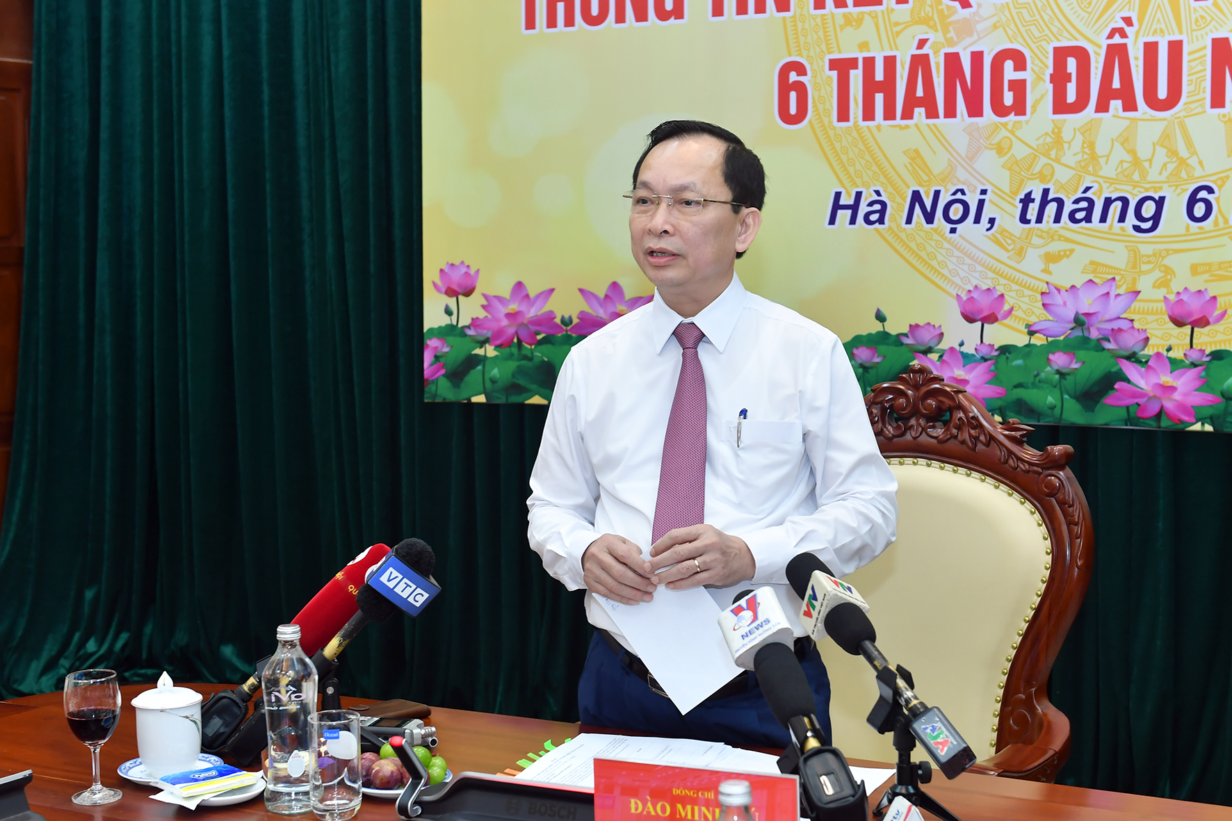 Phó Thống đốc Thường trực Đào Minh Tú phát biểu tại buổi họp báo
