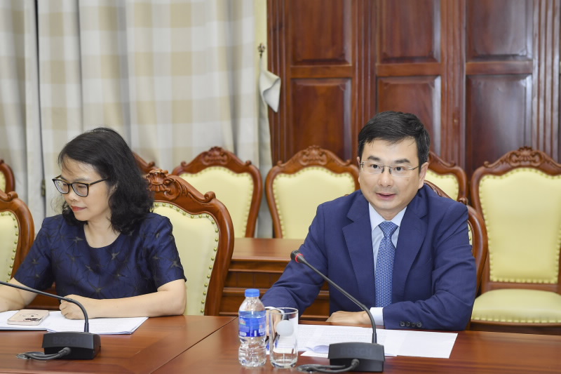 Deputy Governor Pham Thanh Ha speaks at the meeting