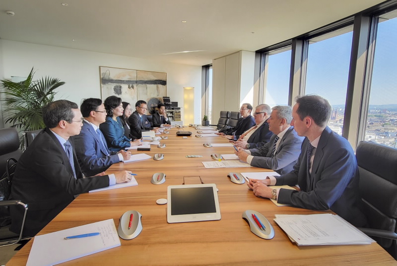 Governor Nguyen Thi Hong meets BIS General Manager Agustin Carstens