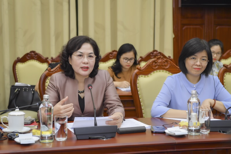 Governor Nguyen Thi Hong speaks at the meeting