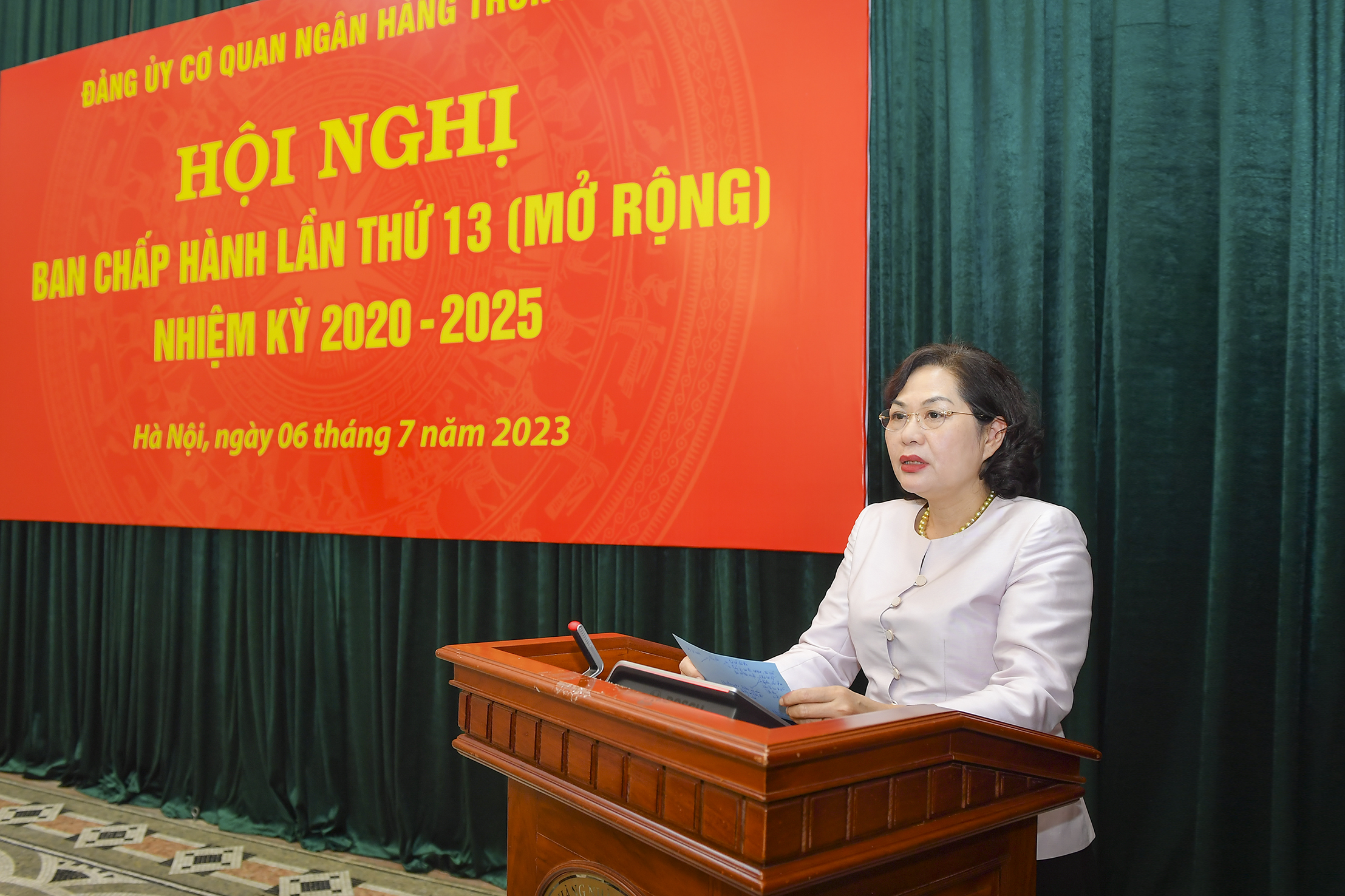 Đ/c Nguyễn Thị Hồng - Bí thư Đảng ủy cơ quan NHTW, Thống đốc NHNN phát biểu kết luận Hội nghi