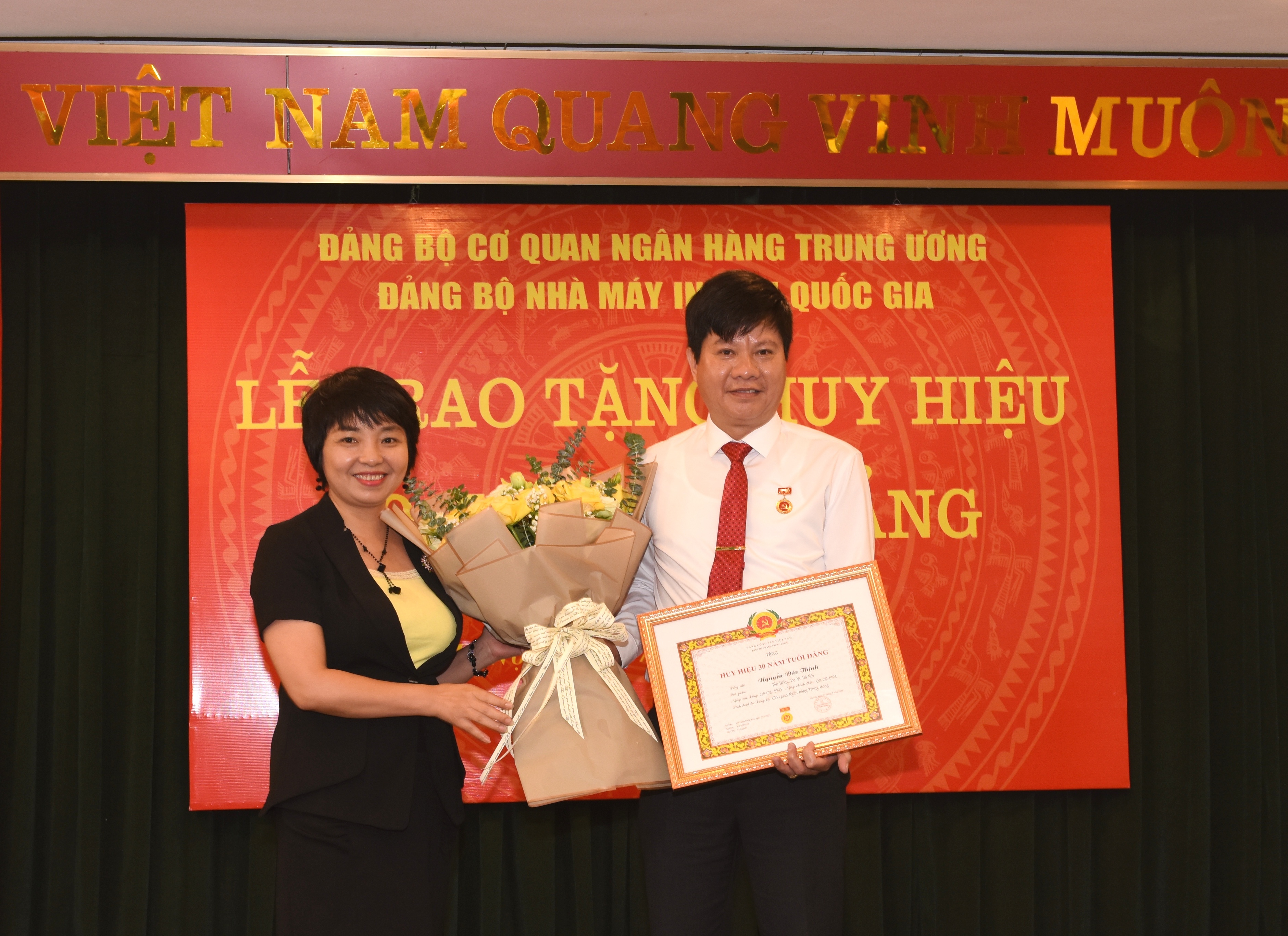 Đảng viên Nguyễn Đức Thịnh đón nhận Huy hiệu 30 năm tuổi Đảng
