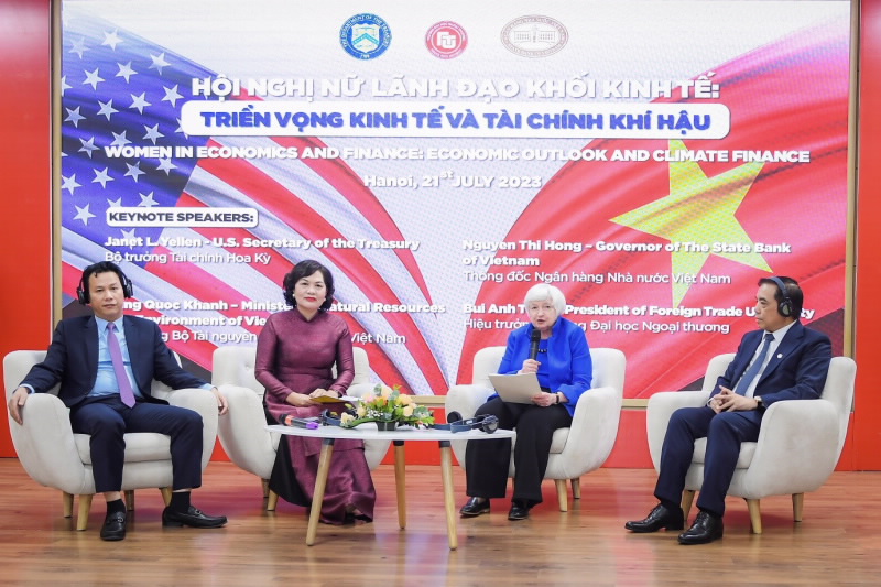 The roundtable Discussion Session on Economic Outlook and Climate Finance