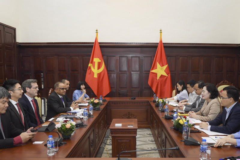 Governor Nguyen Thi Hong meets the ADB Country Director for Vietnam