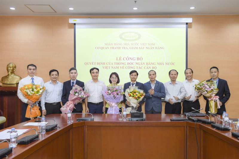 Deputy Governor Doan Thai Son hands over the SBV Governor’s Appointment Decisions to and congratulates the newly appointed leaders of the Banking Supervision Agency