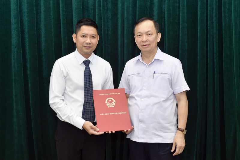 Deputy Governor Dao Minh Tu hands over the SBV’s Appointment Decision to Mr. Nguyen Le Nam