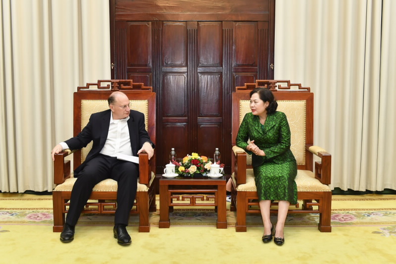 Governor Nguyen Thi Hong meets Group Chairman of HSBC Holdings Plc.