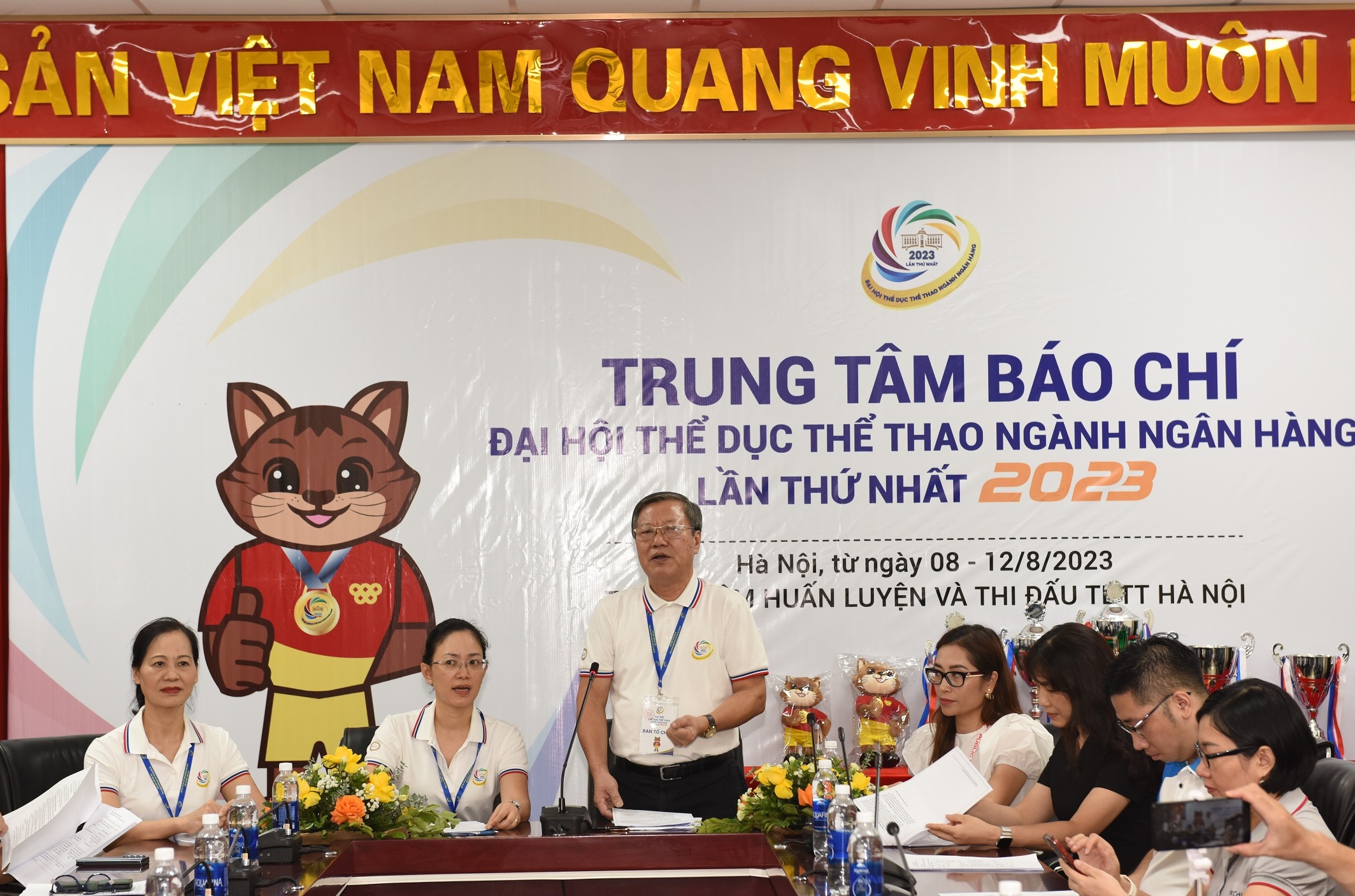 Ông Nguyễn Văn Tân - Phó chủ tịch Thường trực Công đoàn NHVN chủ trì buổi họp báo