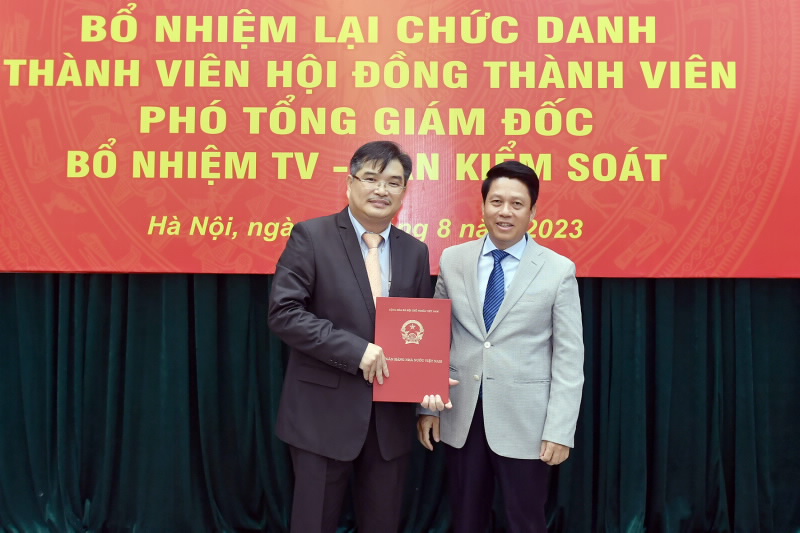 SBV Deputy Governor Pham Tien Dzung hands over the SBV Governor’s Appointment Decision to Mr. Bui Quang Trung