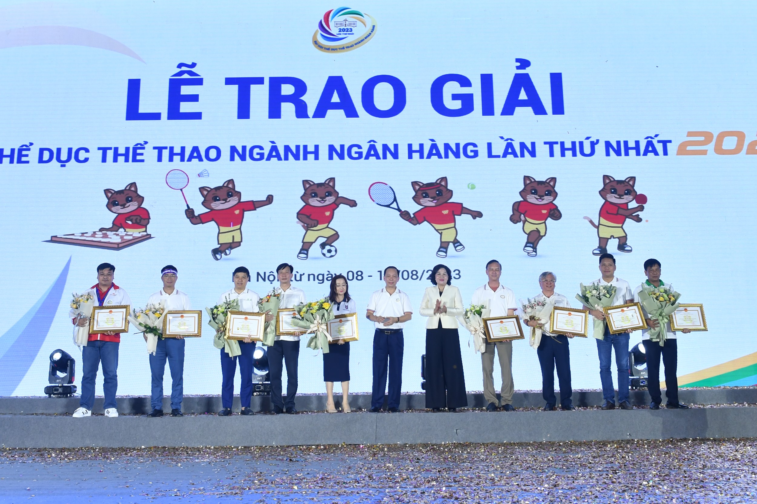 Thống đốc Nguyễn Thị Hồng và Phó Thống đốc Thường trực Đào Minh Tú trao Bằng Khen cho các đội có thành tích xuất sắc tại Đại hội
