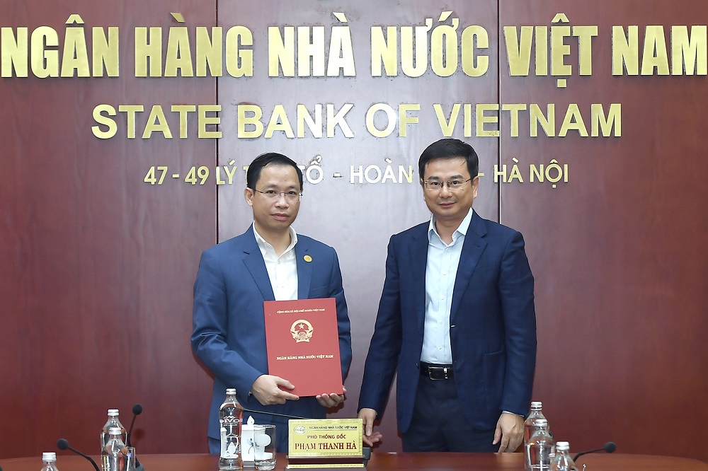 Phó Thống đốc  Phạm Thanh Hà trao Quyết định bổ nhiệm cho ông Nguyễn Phi Lân