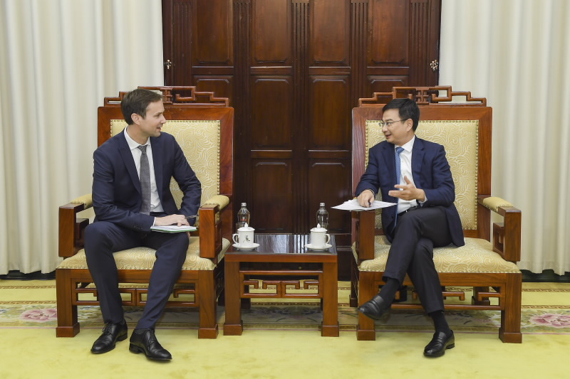 Deputy Governor Pham Thanh Ha and the newly-appointed IMF Resident Representative in Vietnam exchange their views at the meeting