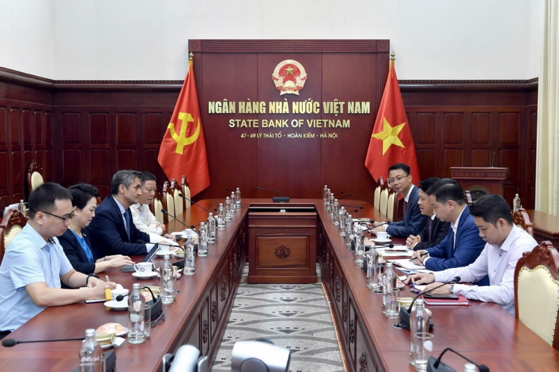 Deputy Governor Pham Tien Dzung meets Visa's Group Country Manager for Regional Southeast Asia