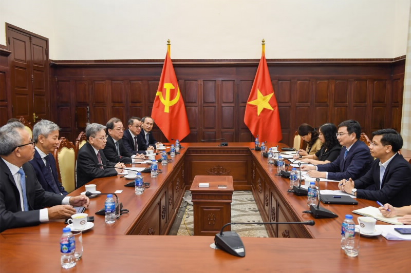 Deputy Governor Pham Thanh Ha meets CEO of Public Bank Berhad (Malaysia)