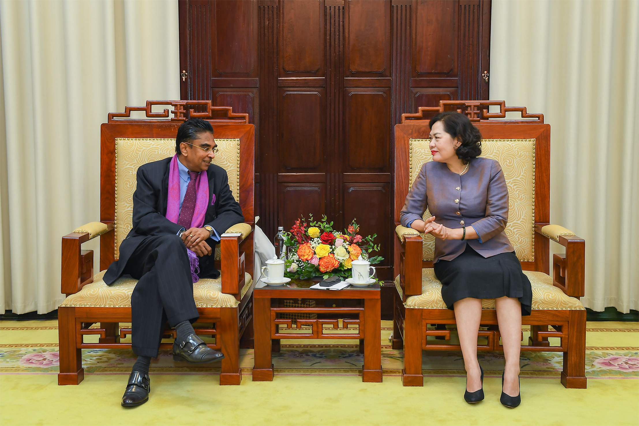 Thống đốc NHNN Nguyễn Thị Hồng tiếp và làm việc với ông A. Saj U. Mendis, Đại sứ đặc mệnh toàn quyền Sri Lanka tại Việt Nam