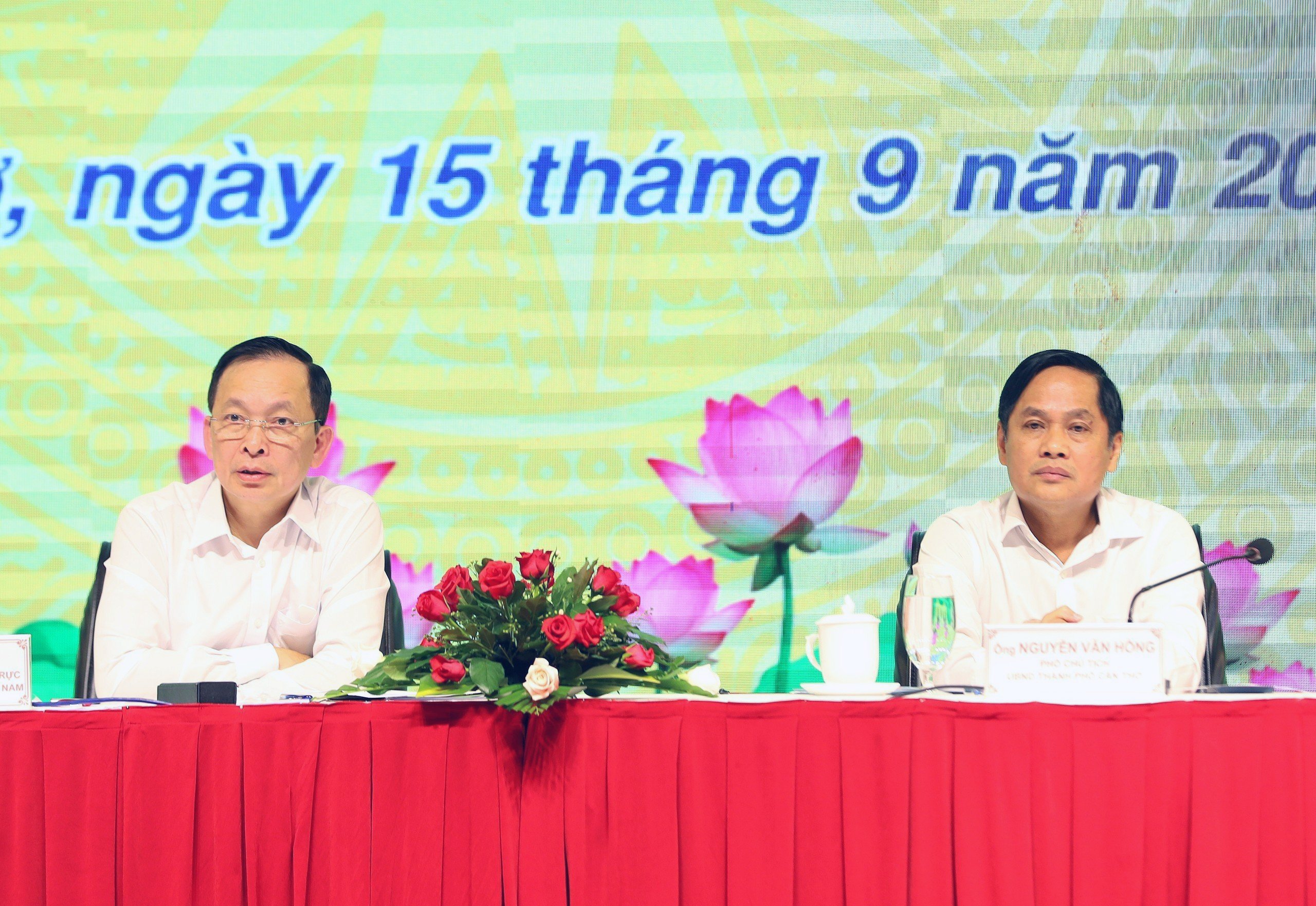 Đồng chí Đào Minh Tú, Phó thống đốc Thường trực NHNN và đồng chí Nguyễn Văn Hồng, Phó chủ tịch UBND thành phố Cần Thơ đồng chủ trì Hội nghị