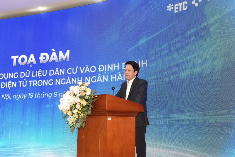 Deputy Governor Pham Tien Dzung speaks at the Seminar