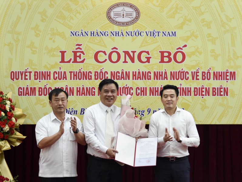 Mr. Tran Anh Tuan, Director General of the SBV Human Resource Department, hands over  the SBV Governor’s Appointment Decision to Mr. Nguyen Quoc Tung