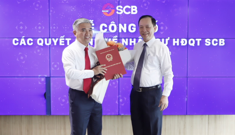 First Deputy Governor Dao Minh Tu hands over the Appointment Decision of SCB’s Chairman to Mr. Phan Dinh Dien