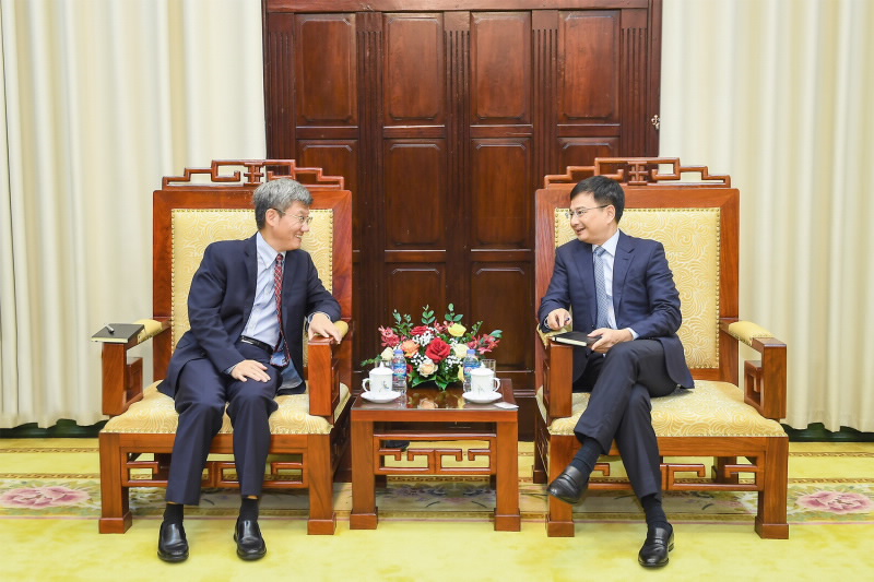 SBV Deputy Governor Pham Thanh Ha meets AMRO Director