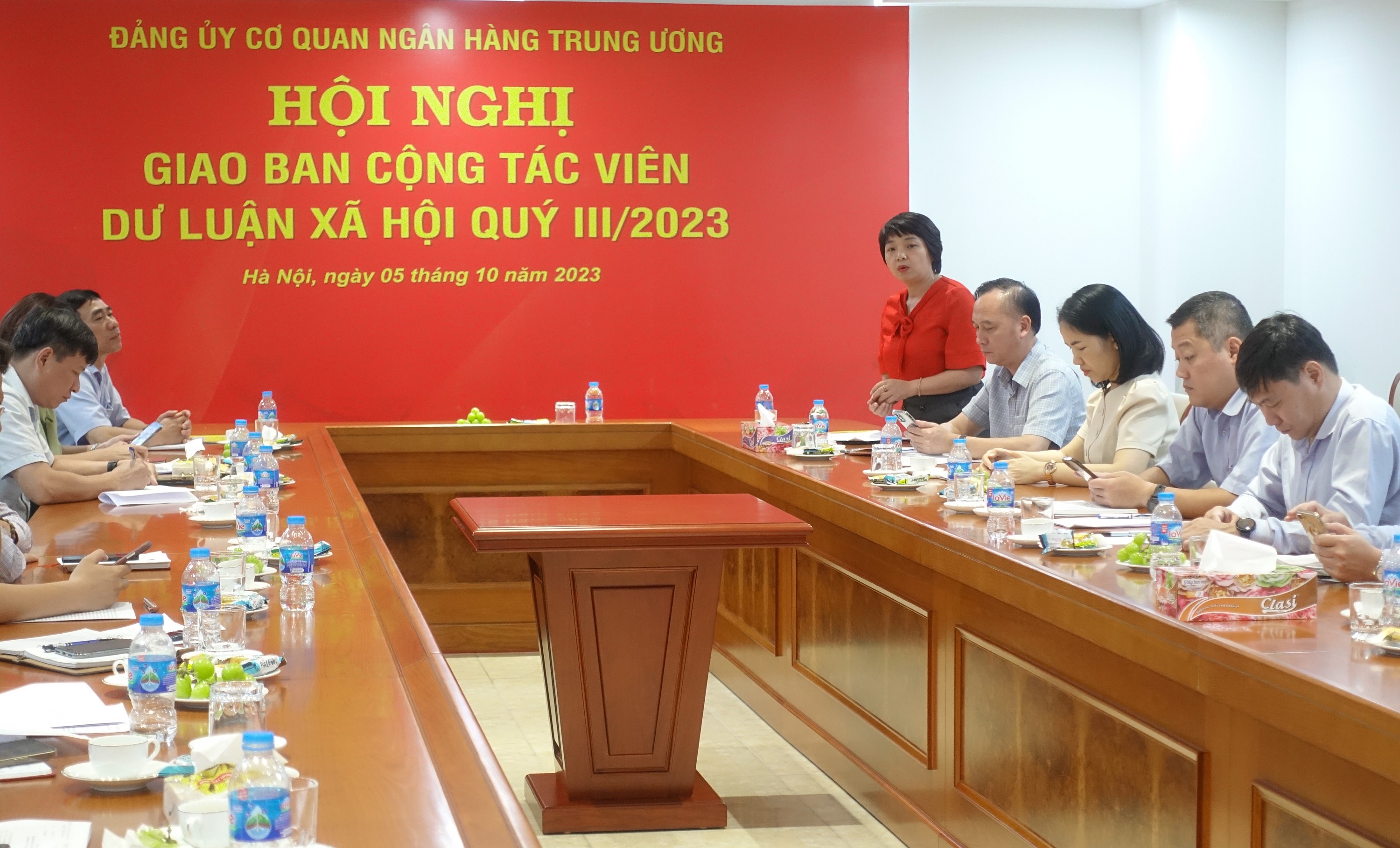 Đồng chí đồng chí Lê Thị Mai Hương Phó Bí thư thường trực Đảng ủy cơ quan NHTW phát biểu