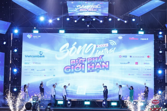 Deputy Governor Pham Tien Dzung and other representatives open the event of “Song Festival 2023”