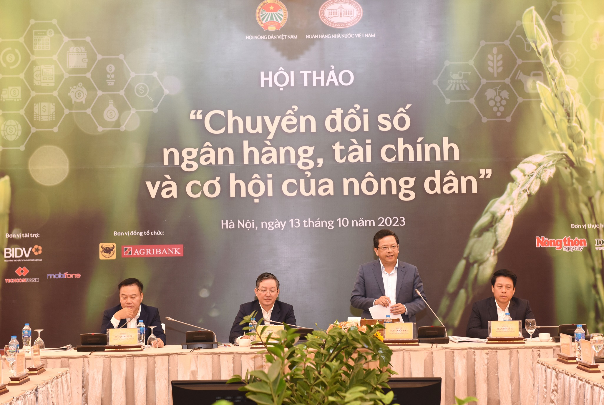 Các đồng chí lãnh đạo chủ trì Hội thảo