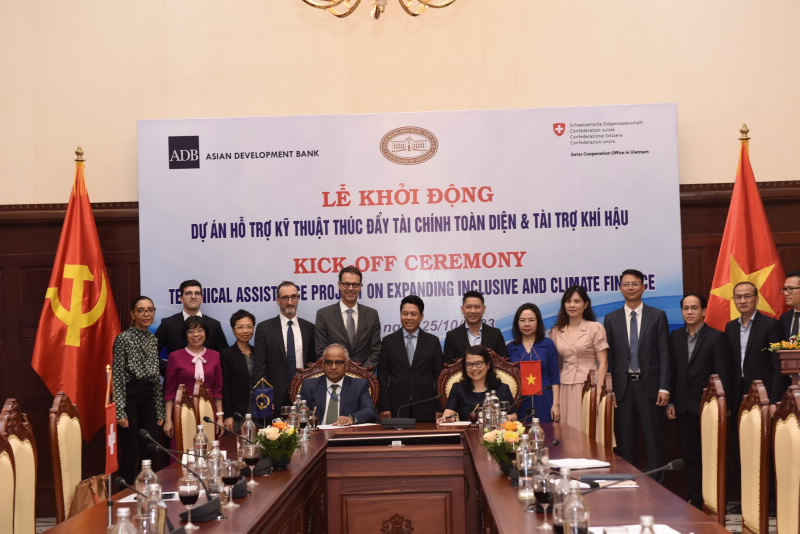 Representatives of the SBV and the ADB in Vietnam, sign the No Objection Letter (NOL) for the Technical Assistance Project